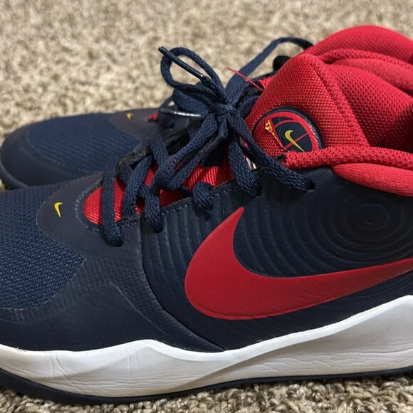 Youth Nike Boys Basketball/ Sneakers. Size 6.5 - Picture 3 of 4